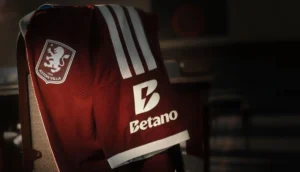 Betanos logotyp på ärmen till Aston Villas matchtröja.