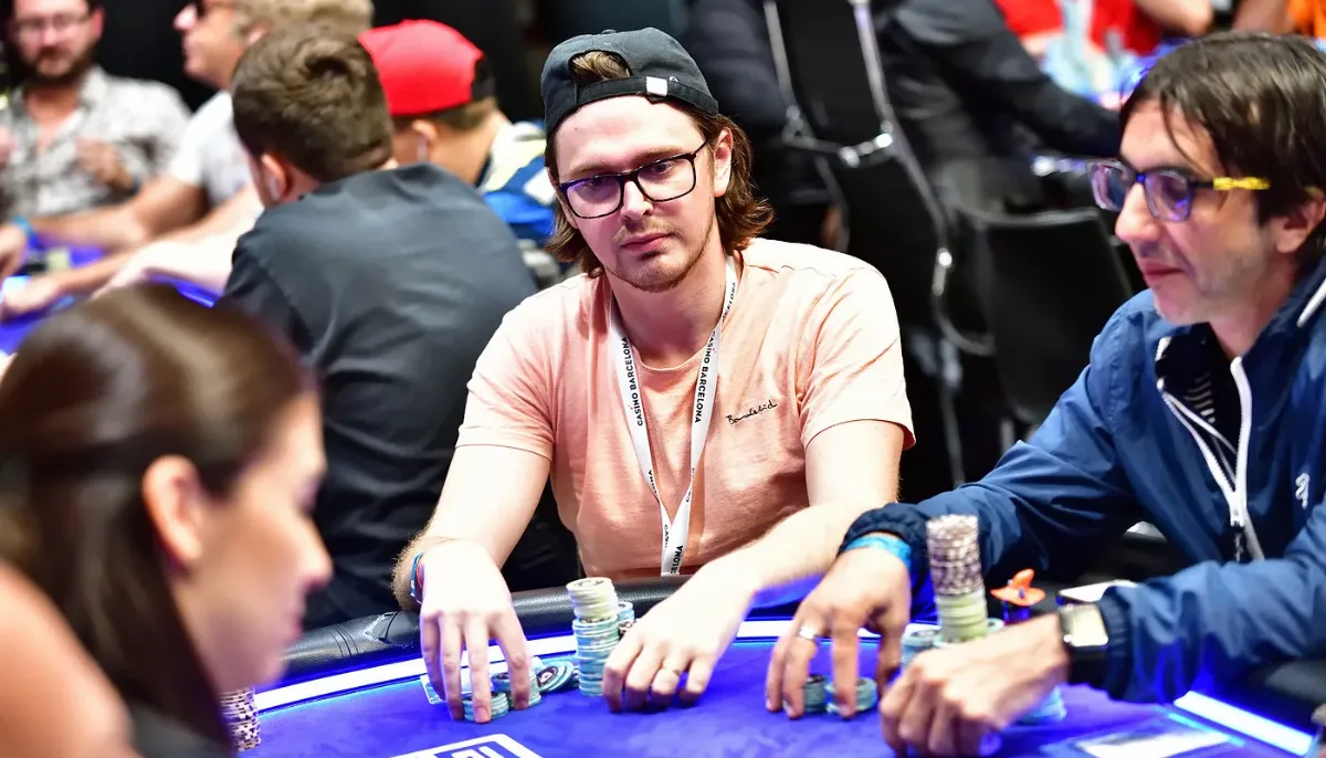Dennis Berglin spelar poker vid ett livebord i Barcelona