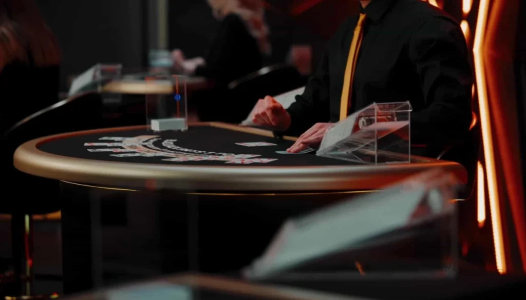 Live dealer delar ut kort vid ett casinobord i Evolutions studio.