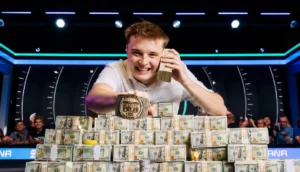 Lucas Jumalon med WSOP-armbandet och prispengarna efter segern i Main Event.
