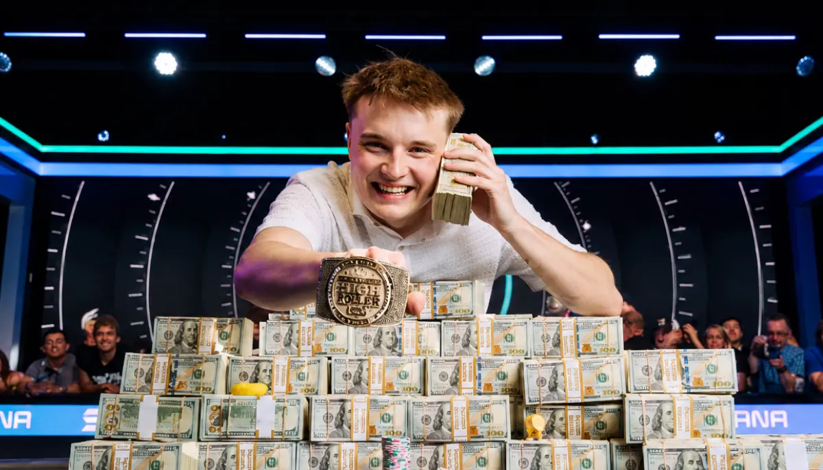 Lucas Jumalon med WSOP-armbandet och prispengarna efter segern i Main Event.