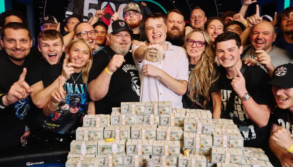 Lucas Jumalon firar WSOP Main Event 2026 vinst.