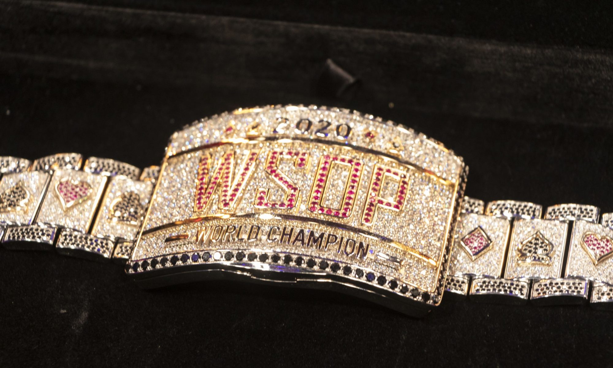The WSOP Online continues at GGPoker with Adrian Mateos seeking a fourth bracelet in the final four of the $25K Heads-up Championship.