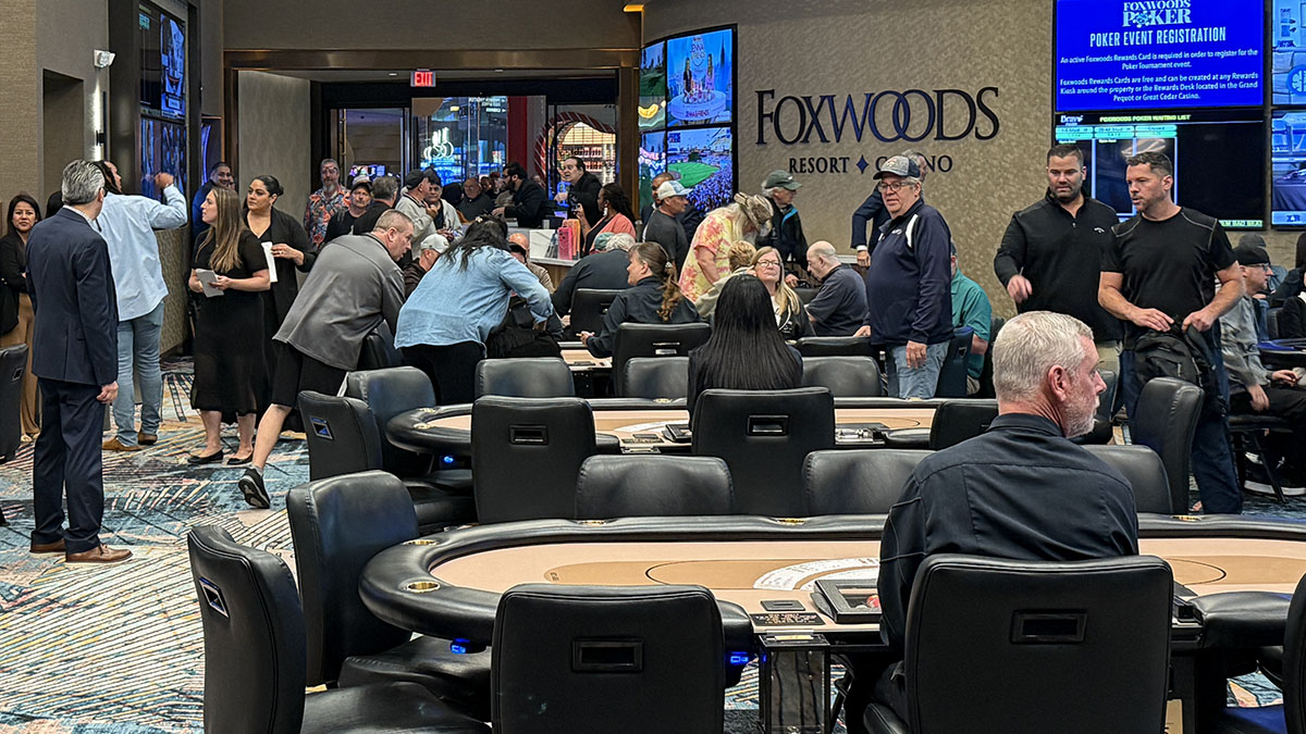 The crowd begins to enter Foxwoods' new poker room on opening day.