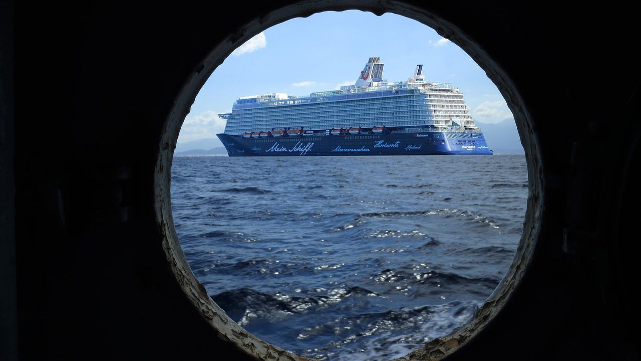 Cruise ship