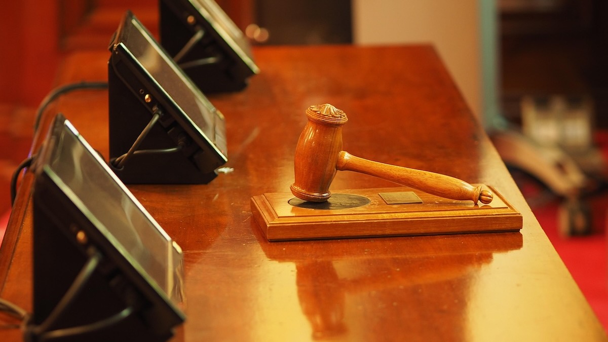 A photo of a courtroom gavel.