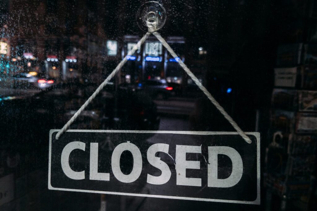A sign indicating a closed store.