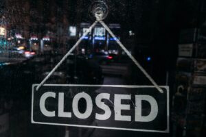 A sign indicating a closed store.