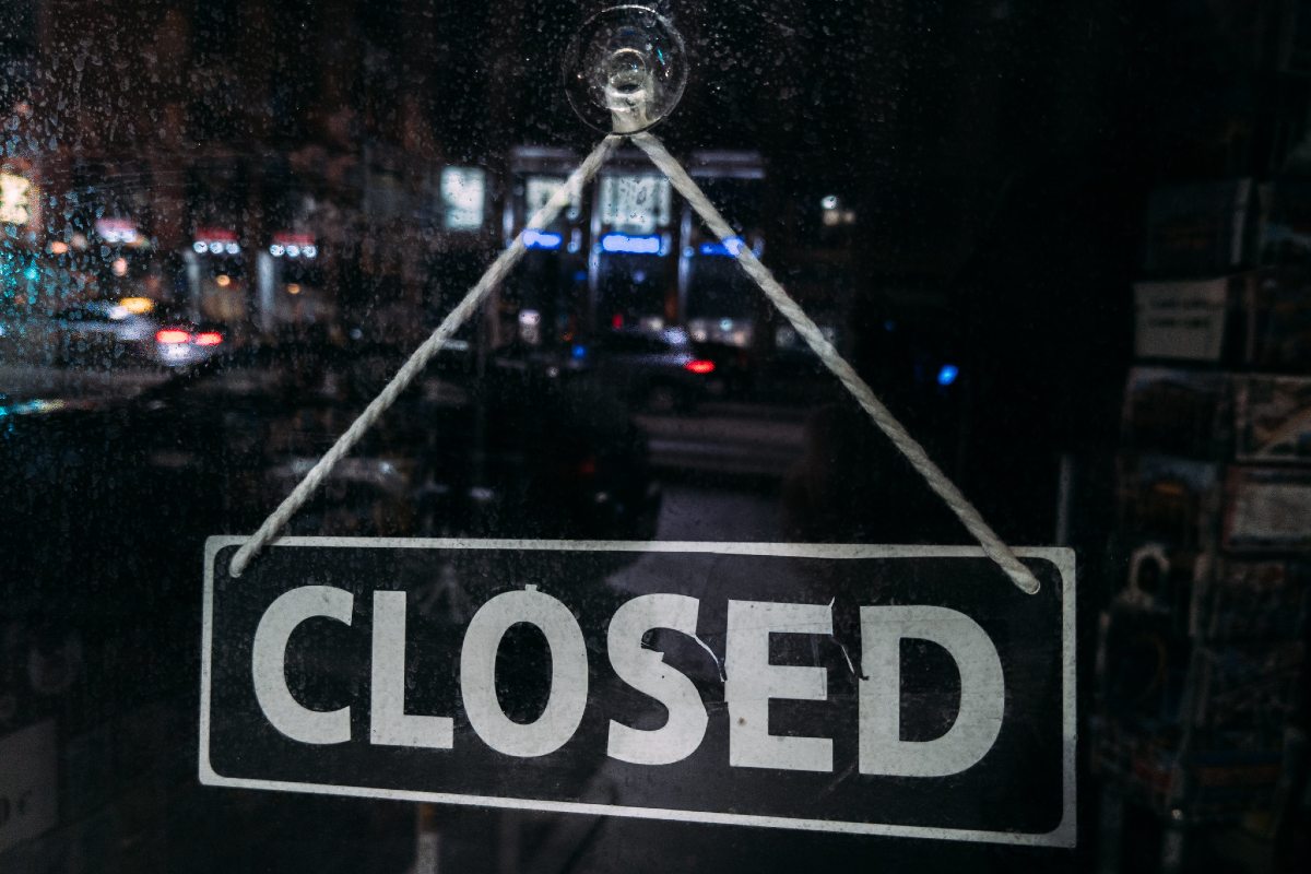 A sign indicating a closed store.
