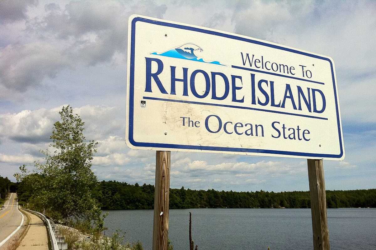 A sign welcoming travelers to Rhode Island