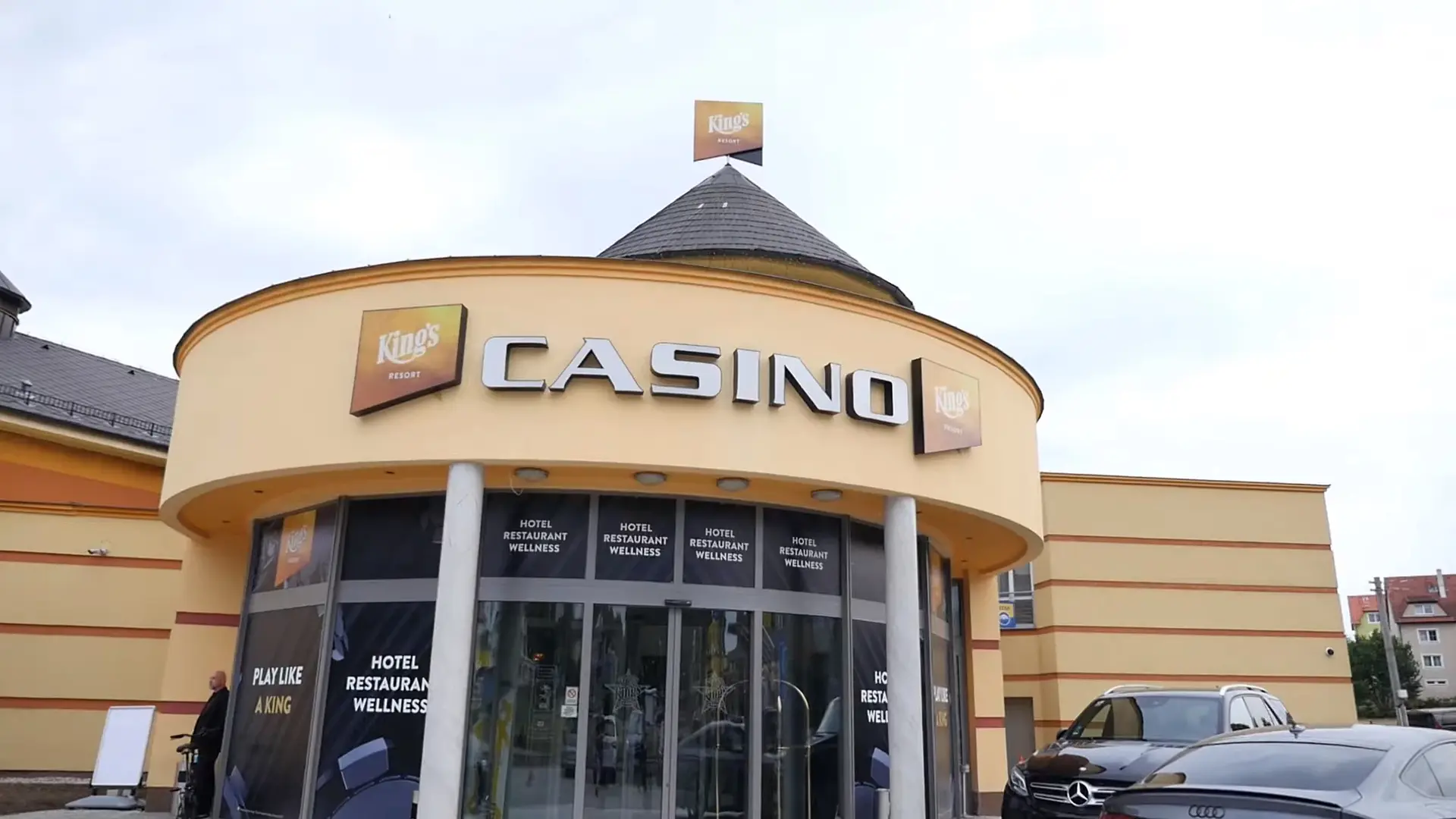 The exterior entrance of the King's Resort casino in Rozvadov.